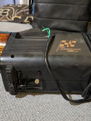 Φορητό κομπρεσέρ αυτοκινήτου 12V 200 PSI μεταχειρισμένο με φακό έκτακτης ανάγκης