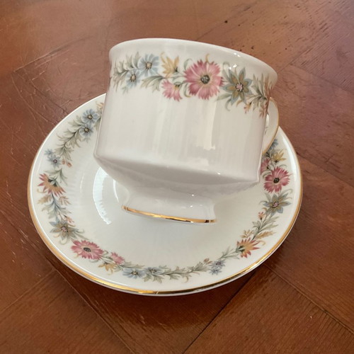 Royal Albert Paragon tea set like new, 2 pieces