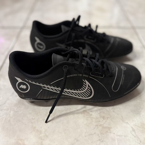 Nike football shoes like new, size 42, black