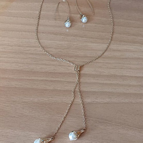 Necklace and earrings set new with white pearls in gold color