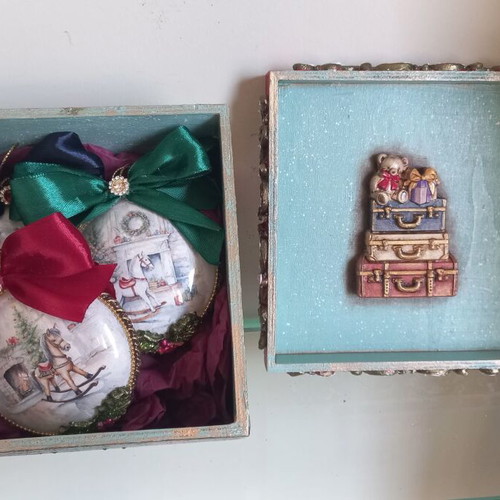 Christmas wooden box handmade with Plexiglas balls new