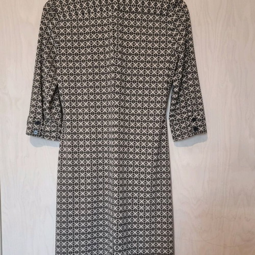 Dress like new, straight cut with elbow-length sleeves
