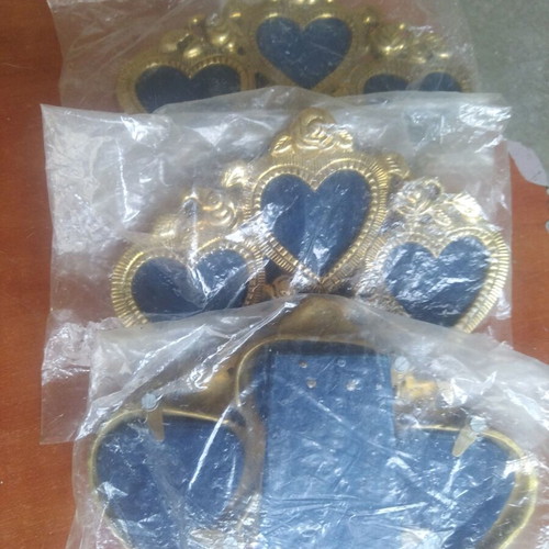 Triple bronze heart photo frame new, 15×10 cm, velvet base without glass