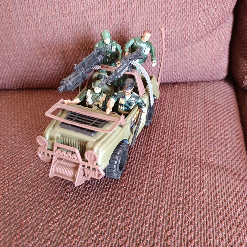 Military jeep with machine gun and 4 soldiers like new