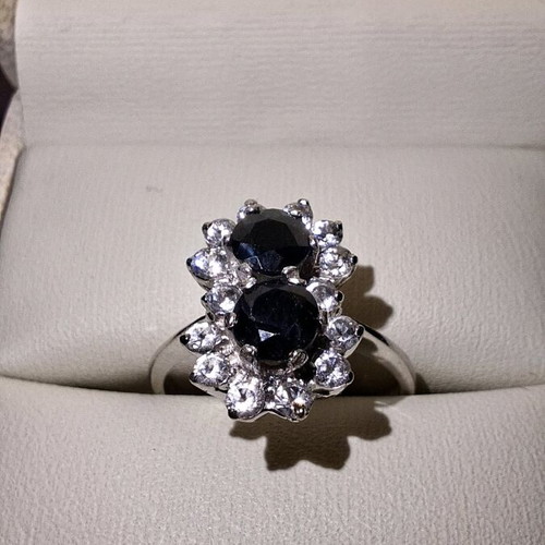 White Gold 18K Ring like new with black and silver stones