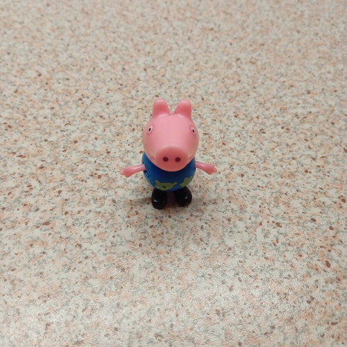 Peppa Pig family figures used with one missing hand