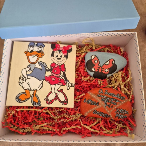 Giftbox with Minnie Mouse and Daisy Duck, 1 card and 2 stones