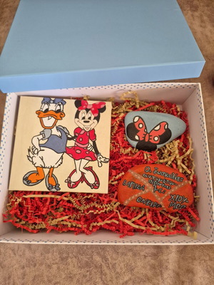 Giftbox with Minnie Mouse and Daisy Duck, 1 card and 2 stones