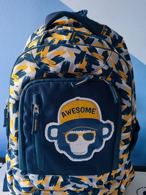 School backpack like new with three compartments and ergonomic back