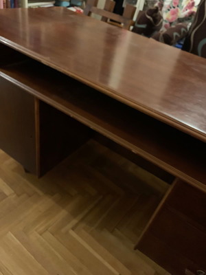 Γραφείο ξύλινο μεταχειρισμένο με μικρά χτυπήματα
