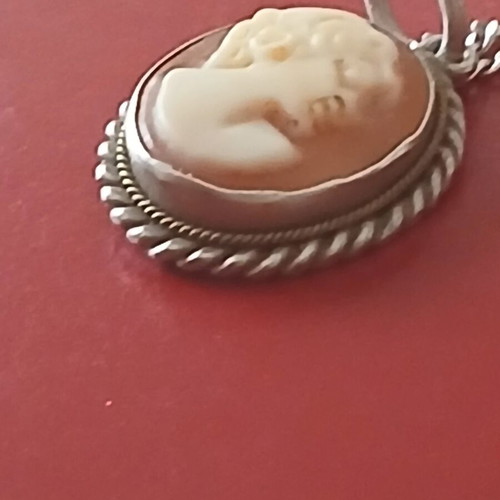 Small cameo in 925 silver with silver chain, like new