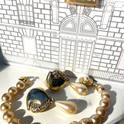 Jewelry set bracelet and earrings with pearls like new