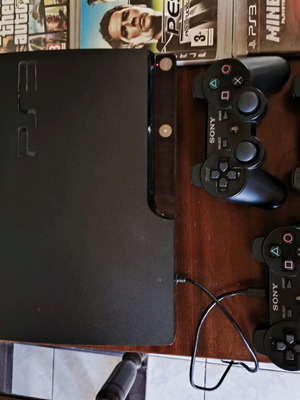 Playstation 3 в отлично състояние с 11 игри и един оригинален контролер