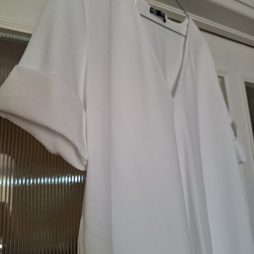 Zara white dress with V neckline size M like new