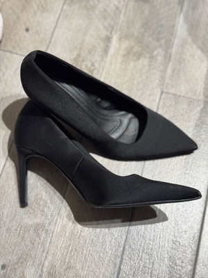 Stradivarius pump size 39 like new, black