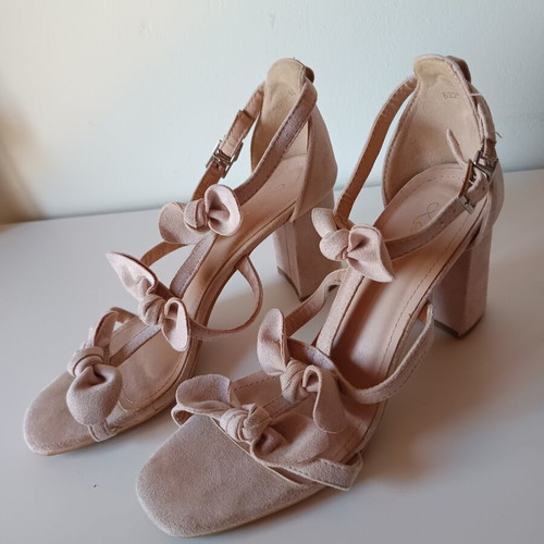 Famous Shoes beige sandals size 39 with light shimmer and thick heel like new