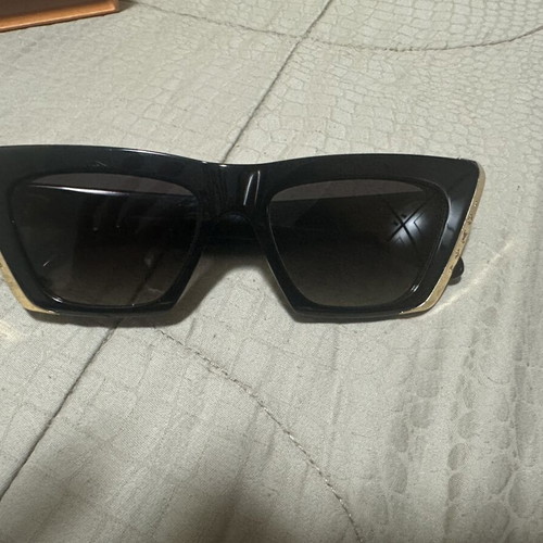 Louis Vuitton cat eye sunglasses like new, black