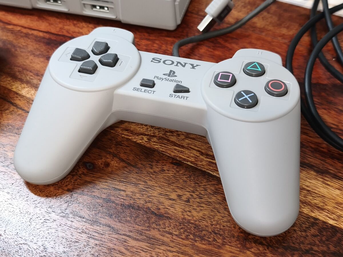 SONY PlayStation Classic 2コントローラー付き PlayStation Classic console with 2… - € 150,00 - Vendora.cy