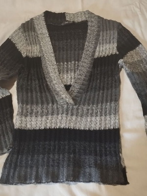 Pullover used in shades of gray with large V neckline