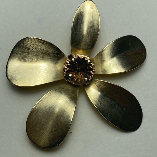 Flower brooch like new, gold color with precious stone