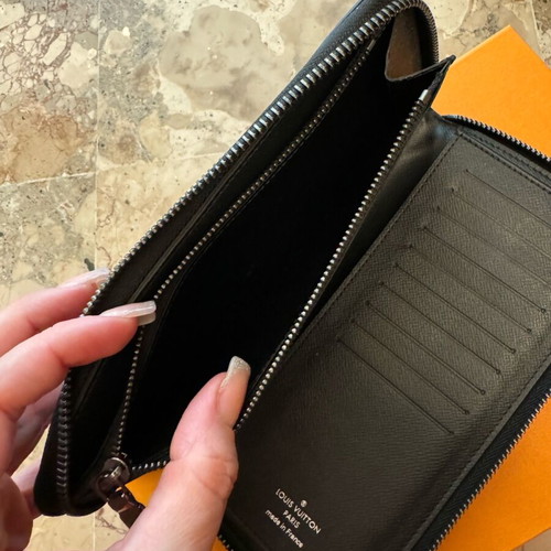 Louis Vuitton Wallet used, black unisex