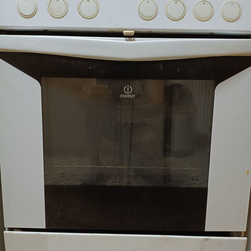 Indesit oven like new with trays and grill