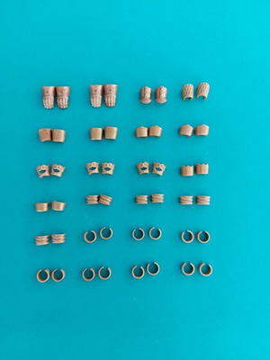 Playmobil gold gloves and wristbands, each pair