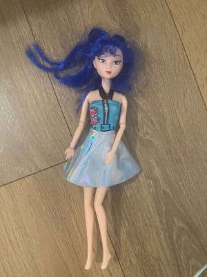 Demon Hunters Zoey Doll like new, plays song Golden