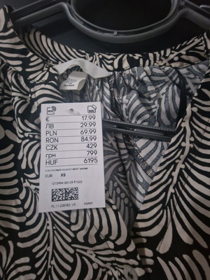 Blouse H&M new with black and white leaf pattern