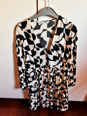 Mini dress Zara size small almost new, black and white