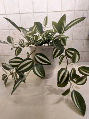 Flowerpot with plastic plant like new, height 16cm