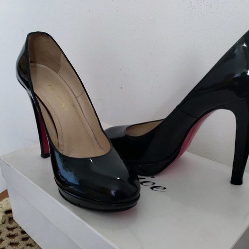 Patent leather pumps used size 37, leather with red sole