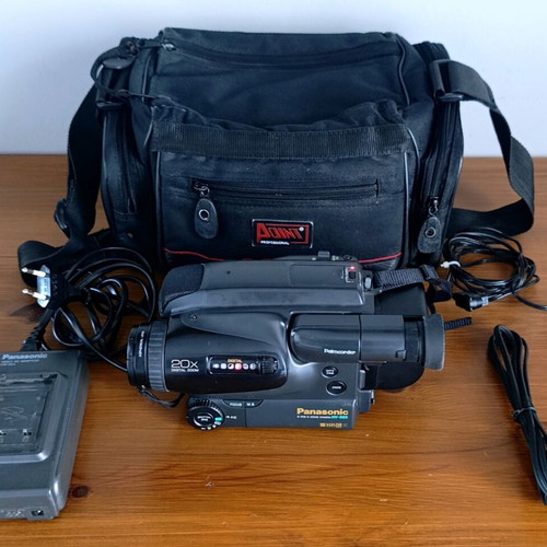 Panasonic Palmcorder NV-S85 S-VHS-C video camera used, full set
