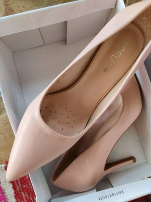 Nude pumps with thin heel size 36 like new