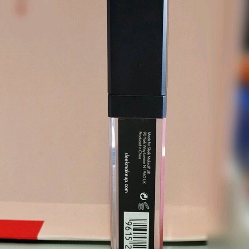 Sleek Matte Me liquid lipstick used, shade Bittersweet 1036