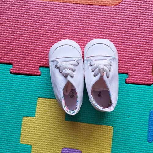 Set of 2 baby shoes size 18 new, white and red
