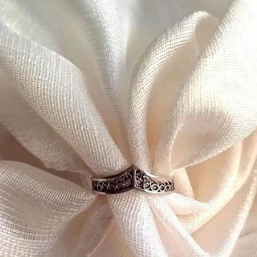 Delicate silver ring used, silver 925, weight 3 g, diameter 17 mm