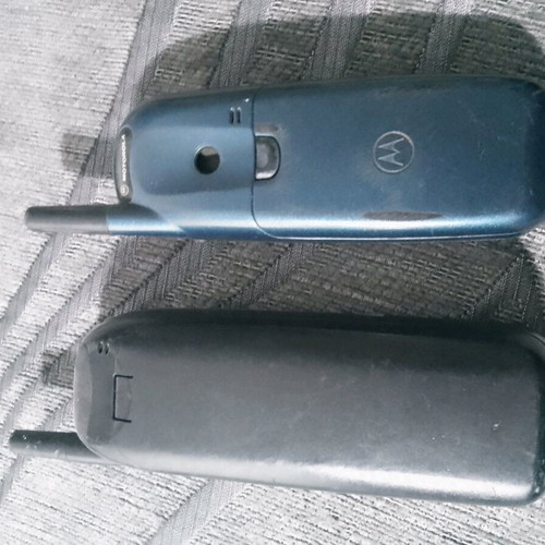 Motorola vintage cell phones used, pack of 2 pieces