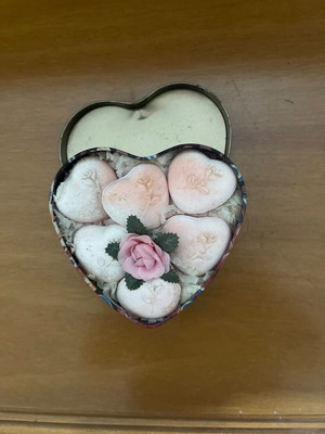 Metal heart-shaped case with 6 heart soaps like new