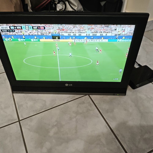 LG 20LS2R-ZA TV with Osio OST-2660D decoder like new