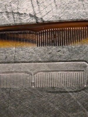 Small travel combs like new, pack of two