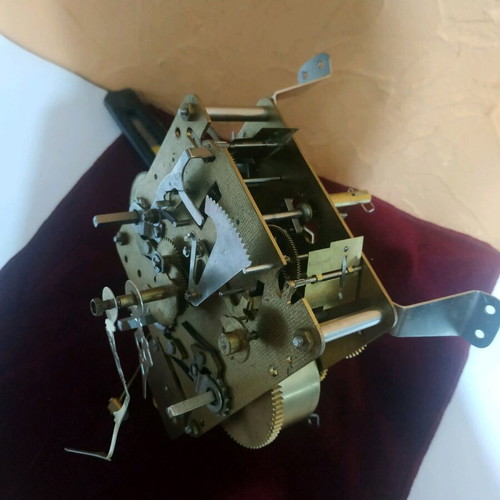Wall clock mechanism like new with 6 hammers, gold color