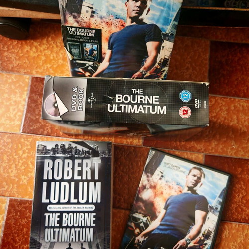 The Bourne Trilogy special DVD and book editions like new, Greek subtitles