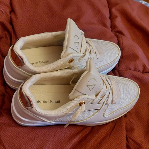 Voi&noi beige athletic shoes like new with gold details