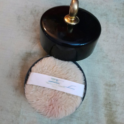 Van Cleef & Arpels First powder box used