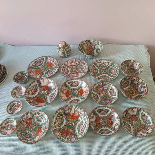 Famille Rose set of 18 pieces like new