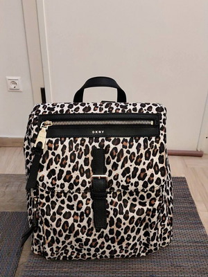 Τσάντα πλάτης DKNY καινούργια, άσπρη με πολύχρωμο σχέδιο