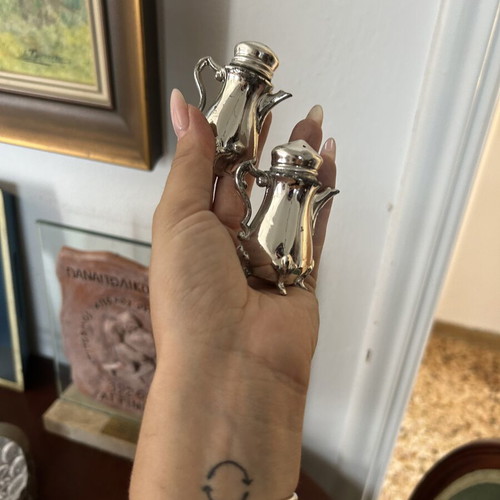 Salt and pepper shakers vintage, like new