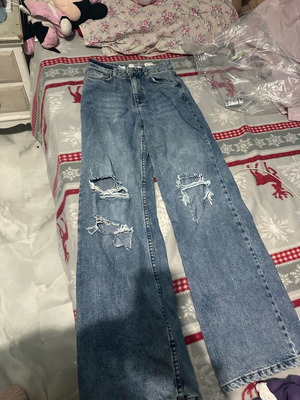 Τζιν παντελόνι Bershka με σκισίματα, σαν καινούργιο, μέγεθος 34
