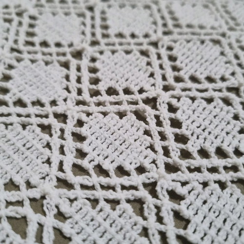Double machine-knit quilt with four pillows used